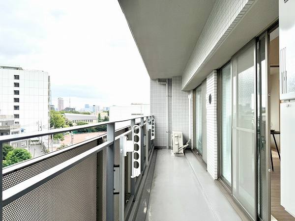 渋谷常磐松ハウス_北向きのバルコニーの写真1