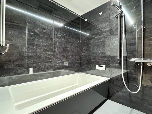 シティインデックス三田伊皿子坂_モノトーン基調の浴室の写真