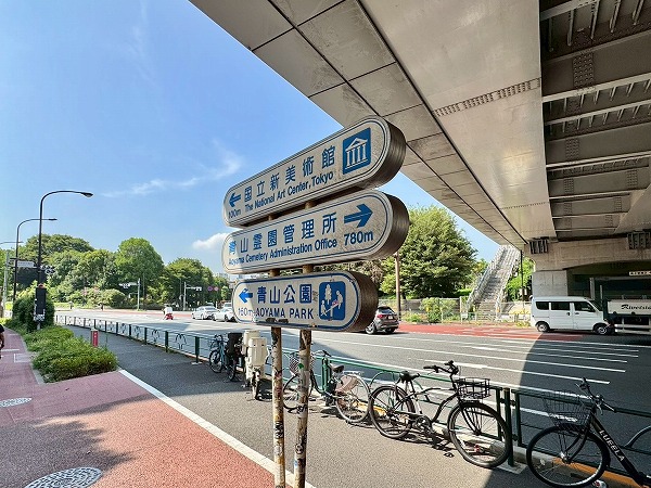 乃木坂駅前