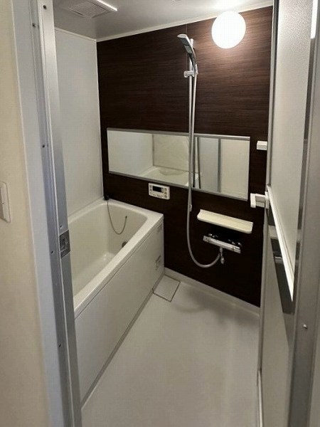ワセダ山崎マンション_ブラウンを基調としたバスルームの写真