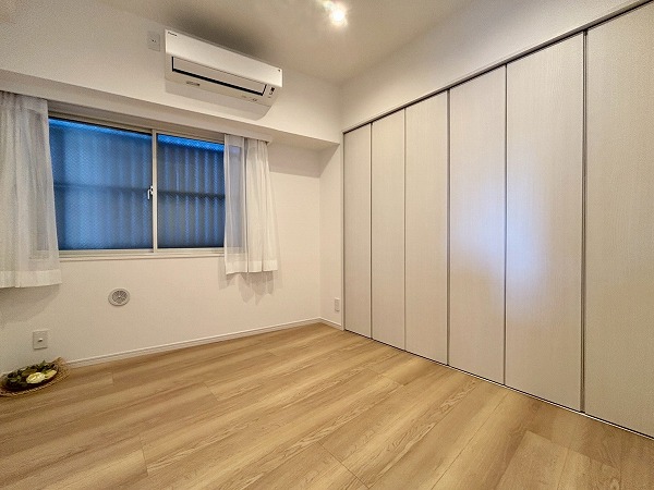 グランドシティ白山_木目調の洋室の写真