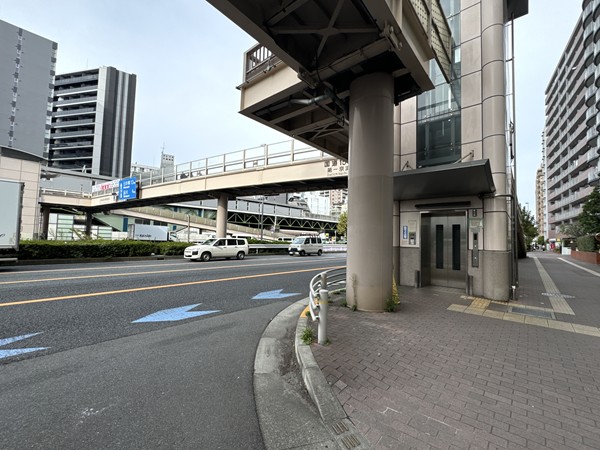 エレベーター付の陸橋