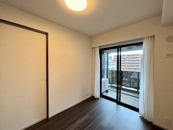 ブランズ神楽坂_窓が大きい洋室の写真