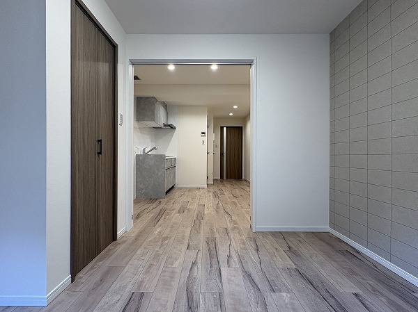 ウィスタリア元麻布_約4.7帖の洋室からリビングダイニングキッチンの写真1