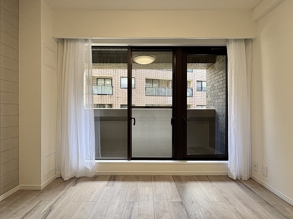 ウィスタリア元麻布_約4.7帖の洋室窓の写真