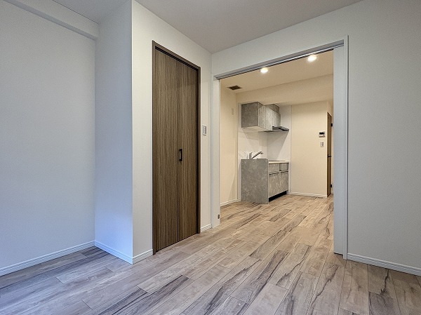 ウィスタリア元麻布_約4.7帖の洋室からリビングダイニングキッチンの写真