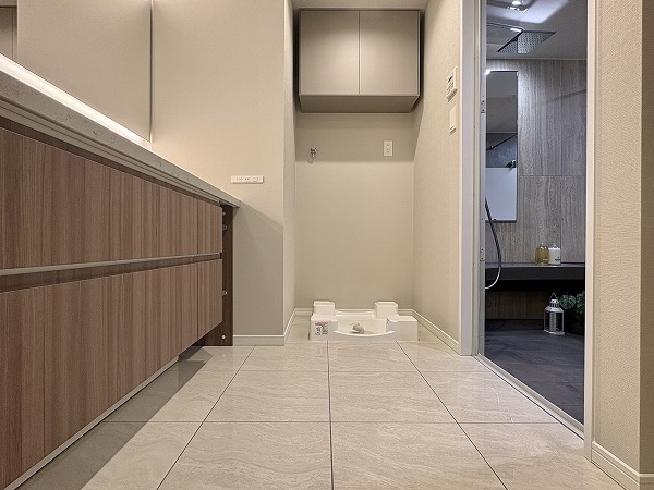 パークコート高輪ヒルトップレジデンス_清潔感のあるパウダールームの写真