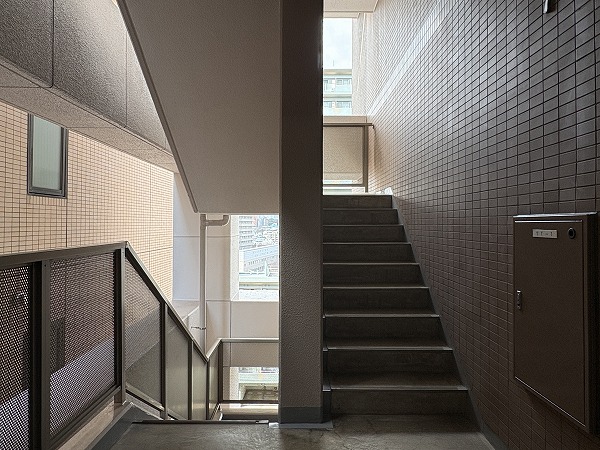 朝日シティパリオ島津山_階段