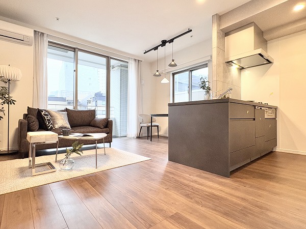 カテリーナ代々木プレイス_広々としたリビングダイニングキッチンの写真