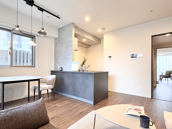 カテリーナ代々木プレイス_ゆとりあるリビングダイニングキッチンの写真