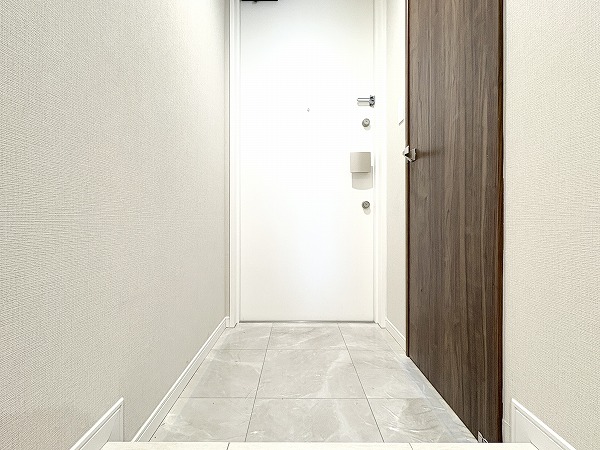 ジェントルエア神宮前_シンプルな玄関の写真