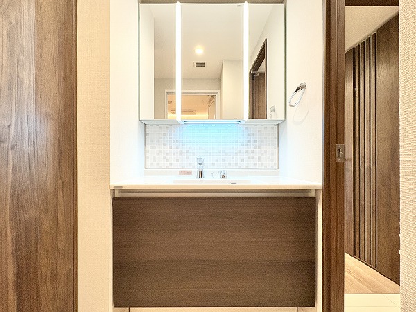 ジェントルエア神宮前_3面鏡の洗面化粧台の写真