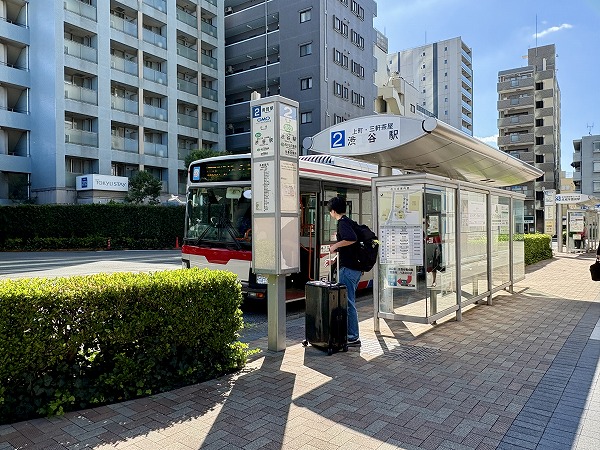 駅前のバスターミナル