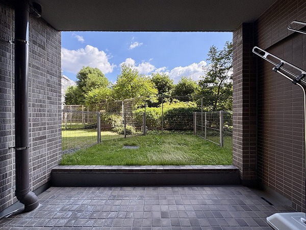 グランフォート用賀_専用庭とバルコニーの写真