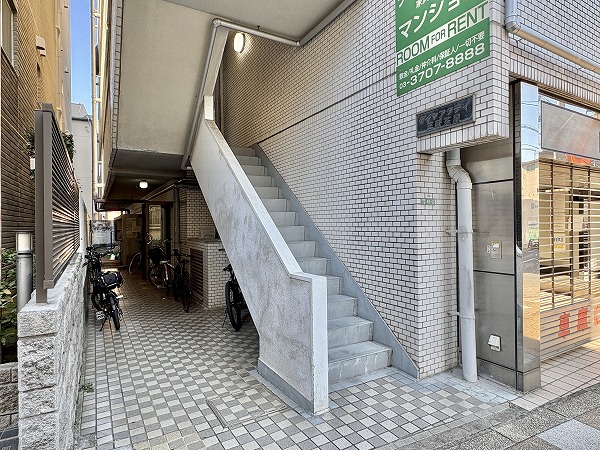 ダイヤアクティ三軒茶屋　アプローチ兼駐輪スペース