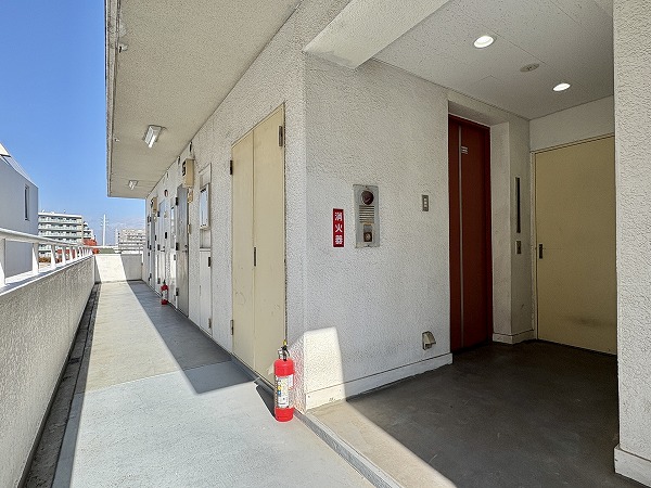 ダイヤアクティ三軒茶屋　外廊下