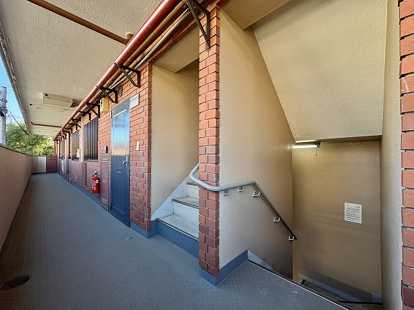 パレドール上用賀　外階段と外廊下