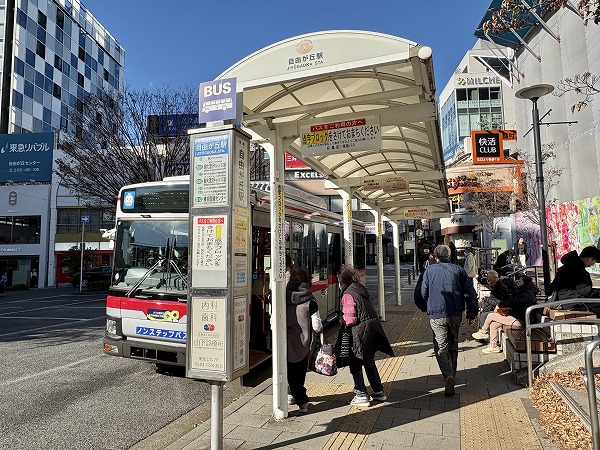駅前のバス停「自由が丘駅」