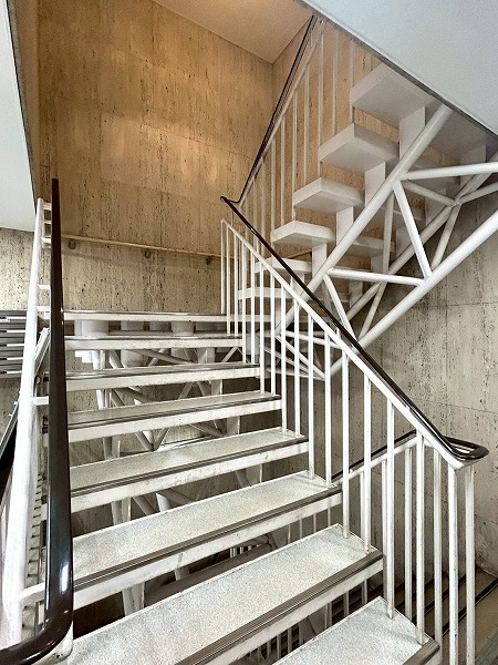 高円寺サマリヤマンション_階段