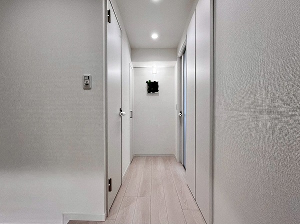 イトーピア渋谷桜ヶ丘_リノベーション済みの廊下の写真