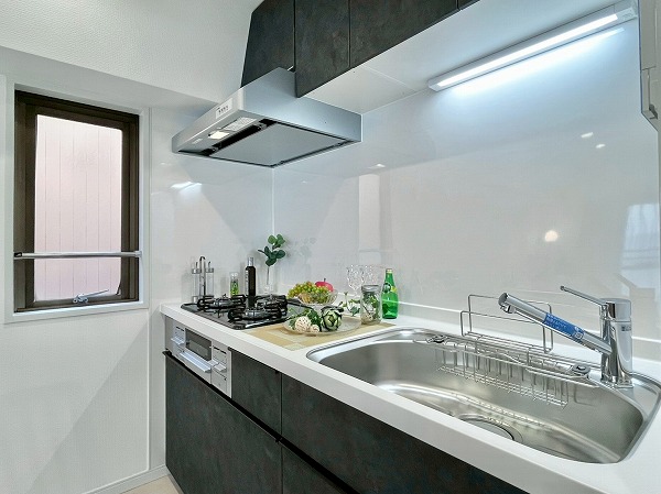 イトーピア渋谷桜ヶ丘_ホワイト基調のキッチンの写真