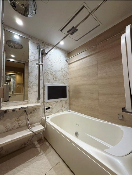 トゥールロワイヤル神宮前_木目調のバスルームの写真