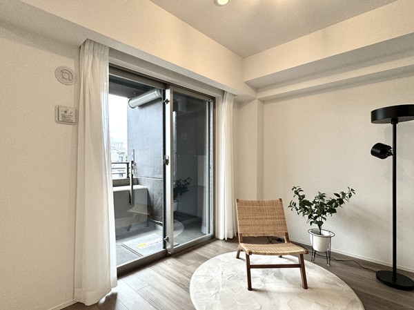 ザ・マジェスティコート目黒_バルコニーに面した大きな窓の写真