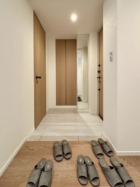_広々とした玄関廊下の写真