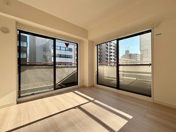 中銀音羽マンシオン_窓が大きい洋室の写真