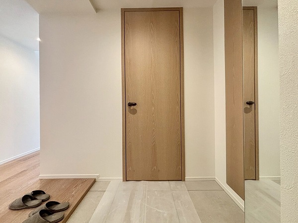 _リノベーション済みの玄関の写真