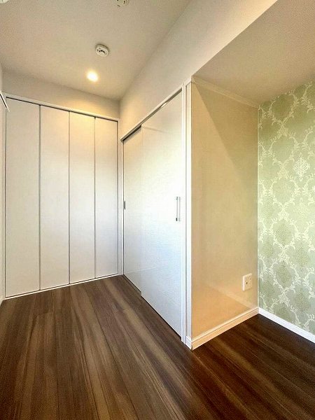 広尾マンション_アクセントクロスがお洒落な洋室の写真