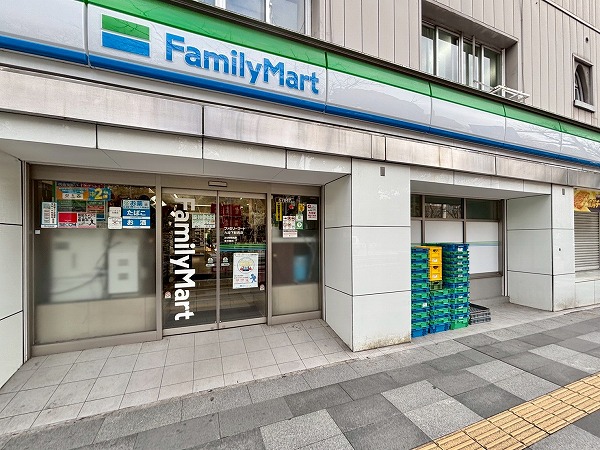 ファミリーマート 九段下駅西店