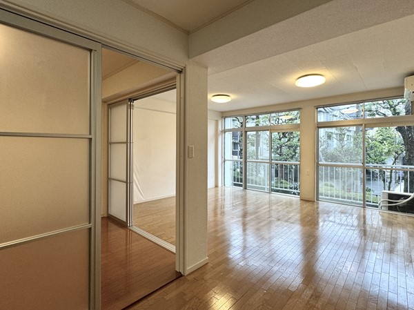 マンション西目黒苑_開放的なメインルームの写真