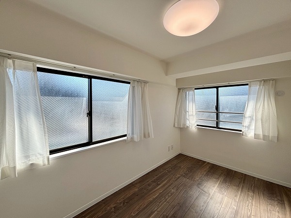 サンセール神楽坂_窓が大きい洋室の写真