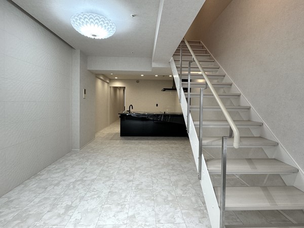 シティインデックス三田伊皿子坂_タイル貼りの床がお洒落なメインルームの写真