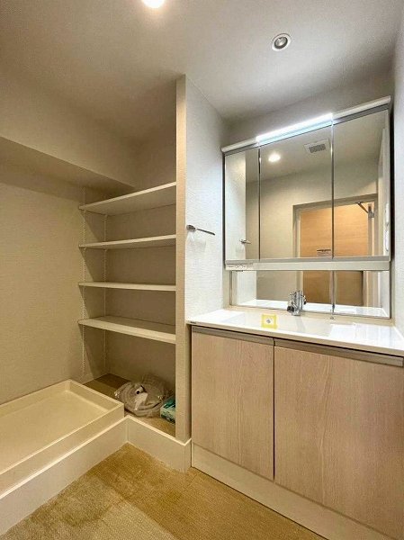 広尾マンション_3面鏡の洗面化粧台の写真