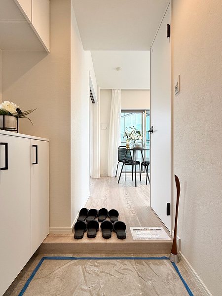 渋谷常磐松ハウス_リノベーション済みの玄関の写真