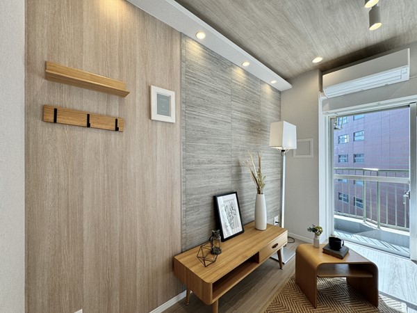 五反田ダイヤモンドマンション_木目調の壁のアクセントパネルの写真