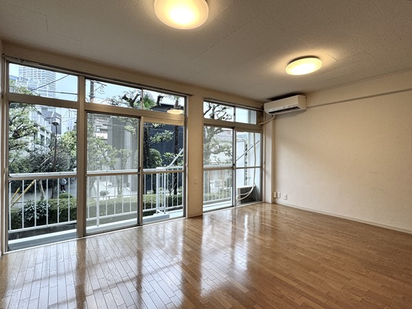 マンション西目黒苑_南東向きの大きな窓の写真