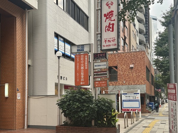 マンション右隣のビルの飲食店