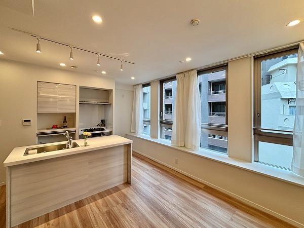 ビラハイツ北の丸_窓が大きいリビングダイニングキッチンの写真