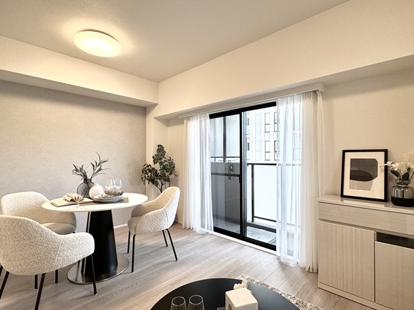 ライオンズプラザ池田山_大きな窓があるメインルームの写真