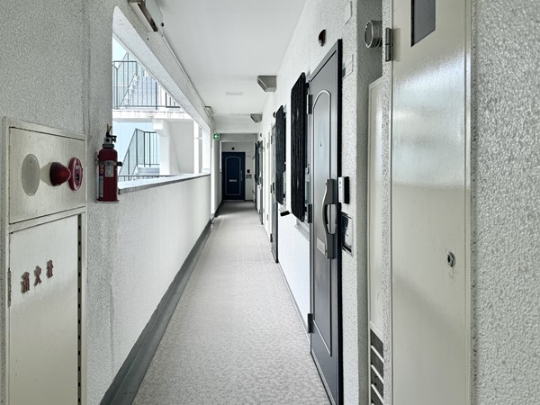 秀和目黒駅前レジデンス　外廊下