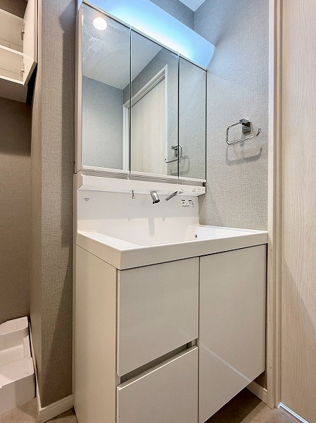 アベニュー世田谷_三面鏡仕様の洗面化粧台の写真