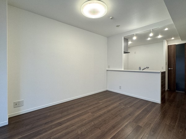 クレール三田_落ち着いたフローリングのメインルームの写真