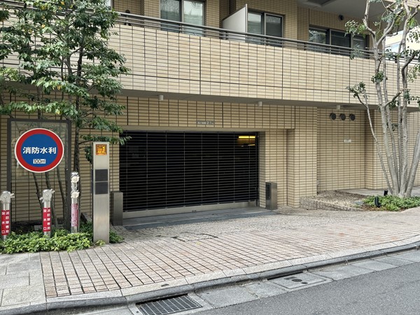 オーベル目黒 駐車場出入口