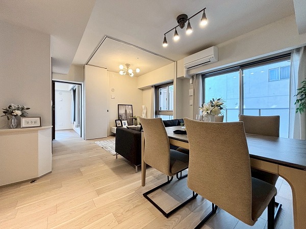 プレミスト神楽坂_窓が大きいリビングダイニングキッチンの写真