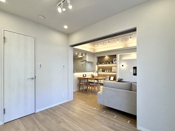 コスモ旗の台_LDKに隣接した洋室の写真