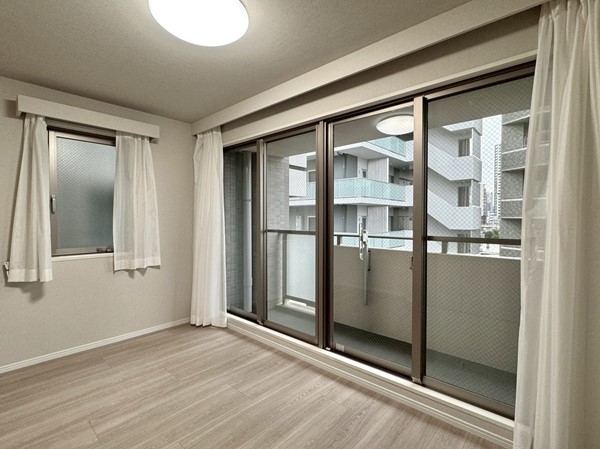 アビテ白金台_大きな窓がある洋室の写真