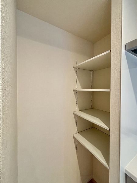 コープ野村一番町_大きなキッチンパントリーの写真